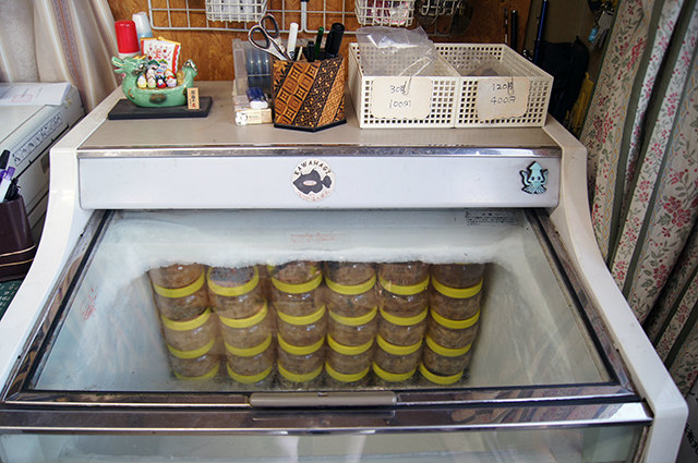 餌は受付時に購入してください。カワハギ用のアサリ餌は入口入って右の冷凍庫にあります。
