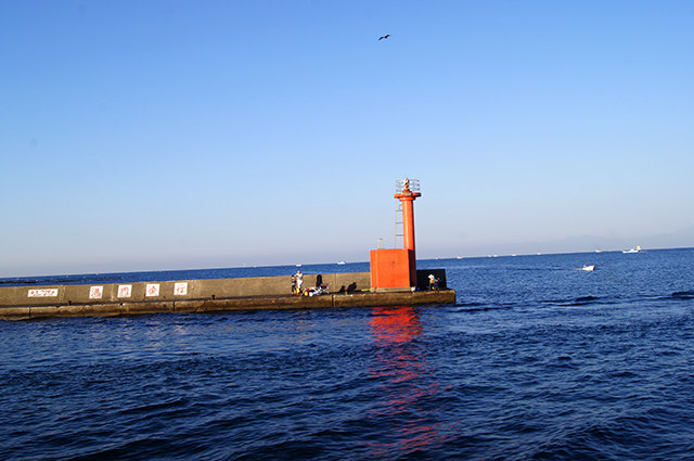 長井港の赤灯台を左手にみて沖に出ます。
